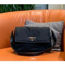 프** 리나일론 패디드 숄더 가방