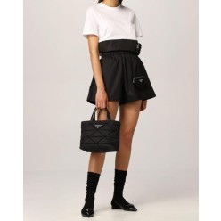 프** 고급 리나일론 나파 트라이앵글 퀼팅 패딩 더블핸들 지퍼 포켓 토트 블랙