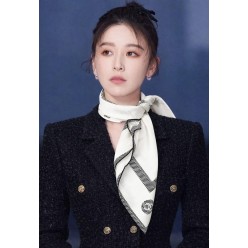 샤* 심볼로고 화이트 스카프