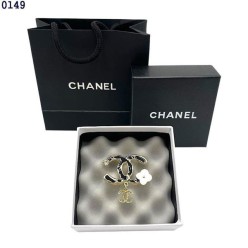 샤* CC 블랙 골드 로고 브로치