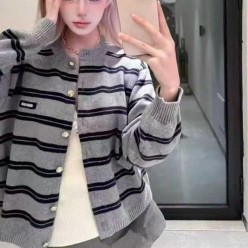 미*** 로고 패치 체크 라운드 가디건 수입풀