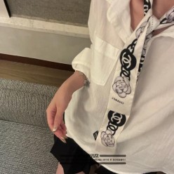 샤* 플라워 고리 패턴 화이트 스카프