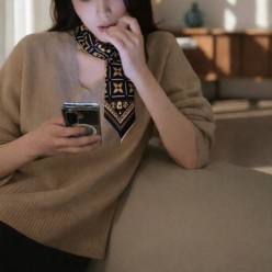 루* 골드모노그램 로고 스카프