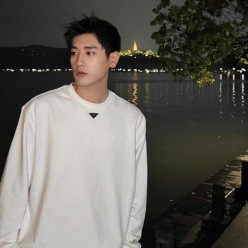 프** 넥 플레이트 맨투맨  수입