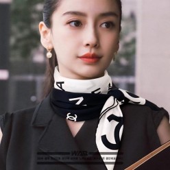 샤* 배색 로고 사각 스카프