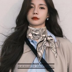 샤* 점선 로고 패턴 화이트 사각 스카프