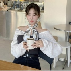 샤* 심볼로고 화이트 스카프